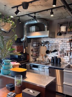 美しいペンダントライト💡

先日キッチンカウンター上のペンダントライトを変えました☺️スポット的に手元を照らしてくれるこちらに。黒い細いデザインがスタイリッシュ。
長さも変えられる機能も👍

2枚目に動画あり

ーーーーーーーー
ART WORK STUDIO
Club 2 LED-pendant light ブラック
価格¥38,500
@artworkstudio_jp 
ーーーーーーーー

アートワークスタジオさんの展示会にて新商品として展示されてたこちら気になっておりまして、ご縁あってお試しさせていただけることに🙌

手元はしっかり照らしてくれるので、キッチンだったらお鍋とか雑貨とか植物の真上に垂らして演出してみようかな〜っと。

アッパーライトもあったり、上部のスイッチで白色、昼白色、暖色に切り替え可能💡

照明は時々場所を移動したり模様替えすることでお部屋の雰囲気はガラッと変わります。
いつも置いてる吊るしてる照明の位置変えてみませんか？

︎◼︎◼︎◼︎

📣インテリアレッスン開講中
EIRI INTERIOR-labo「EI-labo」開講中
月1回x５回講座(次回は来春開講)
水曜クラス&日曜クラスの2コース

📣フリーランスのための
オンラインサロンEi-RiNOVE主宰
来春リニューアル予定
@eirinove.salon

TOPページやハイライトのURLから詳細をご覧ください♪

ビジュアルコンサルタント
整理収納アドバイザー
能登屋 英里（のとや えいり）
 1980年生まれ　東京都在住。 
夫・娘（9歳）と自らデザインし
フルリノベーションした築50年の52㎡マンションで暮らす。

整理収納アドバイスをはじめ、
インテリア・リノベーションコンサル、
ライター&Webメディアの監修、セミナー講師、
企業PR、店舗ディスプレイなど幅広く活動
YouTubeではインテリアや収納を発信
 雑誌や本のメディア掲載は200誌を超える
無印良品インテリアVMD業務委託 
◼︎著書 「築50年52㎡　物が多いのに片づいて見える家」(KADOKAWA)」
 「小さなスペースで楽しむ模様替えプロが教えるセオリー＆アイデア（翔泳社）」

#pr #照明 #キッチン照明 #間接照明 #ペンダントライト #ペンダントライトのある暮らし #ライディング #アートワークスタジオ #ビジュアルコンサルタント #能登屋英里 #整理収納アドバイザー #インテリア #キッチンインテリア