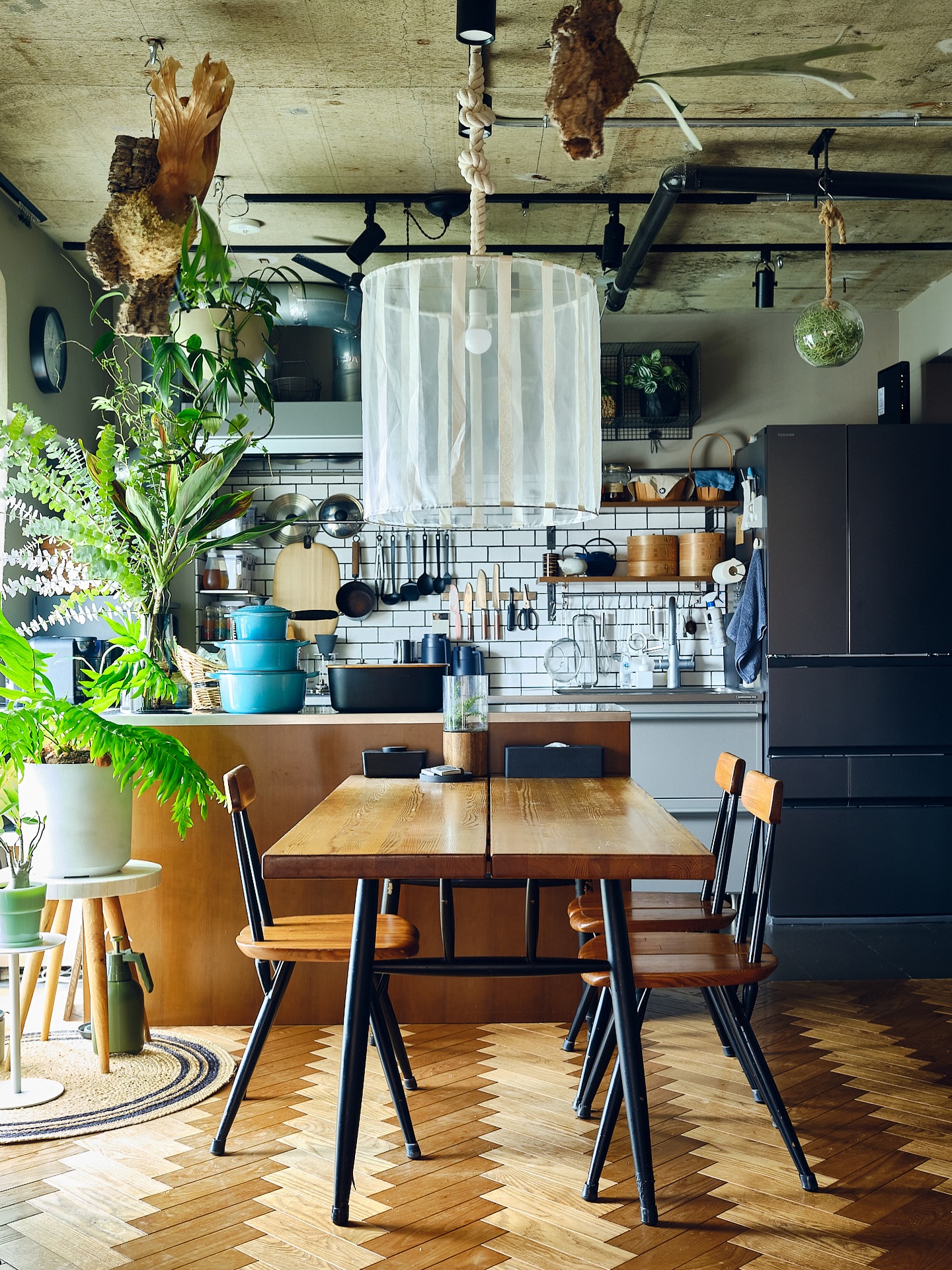 朝の光が差し込むキッチンダイニング。
我が家での一番のお気に入りの場所です。
日々の小さな整えを重ねて、
心もすっと整う空間になりました。
狭くても、古くても、
工夫次第で“好き”を詰め込める。
この家に住んで丸10年🏠
どんどん好きになっています。
小さな空間でも、心地よく、見た目も美しく。
そんな“ちょうどいい暮らし”を目指して、
片づけやインテリアの工夫を発信しています。
整えることで見えてくる“わたしらしさ”。
ここから、そんな日々を少しずつお届けします☺️
撮影 木村文平さん
@bumpei_camera
◼︎◼︎◼︎◼︎
📣インテリアレッスン開講中
EIRI INTERIOR-labo「EI-labo」開講中
月1回x5回講座(次回は来春開講)
水曜クラス&日曜クラスの2コース
📣フリーランスのための
オンラインサロンEi-RiNOVE主宰
来春リニューアル予定
@eirinove.salon
TOPページやハイライトのURLから詳細をご覧ください♪
ビジュアルコンサルタント
整理収納アドバイザー
能登屋 英里(のとや えいり)
1980年生まれ 東京都在住。
夫・娘(9歳)と自らデザインし
フルリノベーションした築50年の52㎡マンションで暮らす。
整理収納アドバイスをはじめ、
インテリア・リノベーションコンサル、
ライター&Webメディアの監修、セミナー講師、
企業PR、店舗ディスプレイなど幅広く活動
雑誌や本のメディア掲載は200誌を超える
無印良品インテリアVMD業務委託
◼︎書籍出版
「築50年52㎡ 物が多いのに片づいて見える家」(KADOKAWA)」
「小さなスペースで楽しむ模様替えプロが教えるセオリー&アイデア(翔泳社)」
#能登屋英里 #収納 #整理収納アドバイザー #ビジュアルコンサルタント #整理収納 #リノベーション #暮らしを楽しむ #中古マンションリノベーション #キッチンインテリア #ダイニングテーブル #ダイニングインテリア #インテリア #北欧ヴィンテージ #北欧インテリア #イルマリタピオヴァーラ #ピルッカテーブル