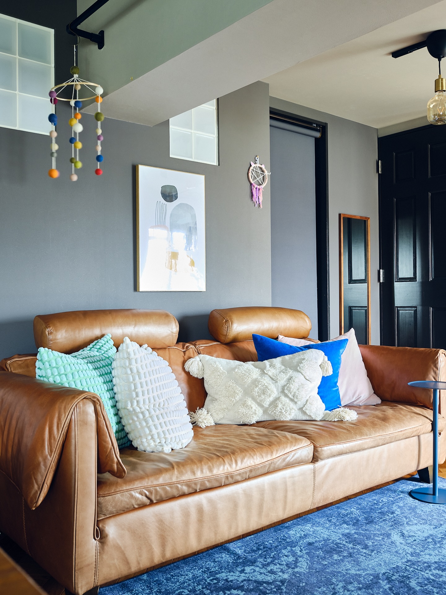 狭いリビングでも、
ゆったりくつろげるソファを。
アクタスの2.5シーターのレザーソファを
愛用しています。
ちょっと大きいかなって思いましたが、
家族でゆっくり過ごせる場所になったの大正解⭕️
クッションをたっぷり並べて、
カラフルに遊ぶのが好きです🎨
季節ごとにカバーを変えて、
ちょっとした模様替え気分。
空間も気分も、ふっとリフレッシュ🌿
狭くても、古くても、
工夫次第で“好き”を詰め込める。
小さな空間でも、心地よく、見た目も美しく。
そんな“ちょうどいい暮らし”を目指して、
片づけやインテリアの工夫を発信しています。
整えることで見えてくる“わたしらしさ”。
ここから、そんな日々を少しずつお届けします☺️
撮影 木村文平さん
@bumpei_camera
◼︎◼︎◼︎◼︎
📣インテリアレッスン開講中
EIRI INTERIOR-labo「EI-labo」開講中
月1回x5回講座(次回は来春開講)
水曜クラス&日曜クラスの2コース
📣フリーランスのための
オンラインサロンEi-RiNOVE主宰
来春リニューアル予定
@eirinove.salon
TOPページやハイライトのURLから詳細をご覧ください♪
ビジュアルコンサルタント
整理収納アドバイザー
能登屋 英里(のとや えいり)
1980年生まれ 東京都在住。
夫・娘(9歳)と自らデザインし
フルリノベーションした築50年の52㎡マンションで暮らす。
整理収納アドバイスをはじめ、
インテリア・リノベーションコンサル、
ライター&Webメディアの監修、セミナー講師、
企業PR、店舗ディスプレイなど幅広く活動
雑誌や本のメディア掲載は200誌を超える
無印良品インテリアVMD業務委託
◼︎書籍出版
「築50年52㎡ 物が多いのに片づいて見える家」(KADOKAWA)」
「小さなスペースで楽しむ模様替えプロが教えるセオリー&アイデア(翔泳社)」
#能登屋英里 #収納 #整理収納アドバイザー #ビジュアルコンサルタント #整理収納 #リノベーション #暮らしを楽しむ #狭くても快適 #リビングインテリア #模様替え #クッションコーデ #ソファ #ソファコーディネート #クッション