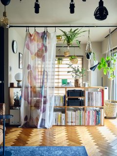 10年の間にいちばん変わったのはリビングの奥の窓際の3.5畳程度の小さなスペース。
まさに我が家の"フレキシブルゾーン"🏠
最初の2枚は現在のベッドコーナー🛏️
3枚目以降は10年間を振り返った写真を
載せてみました📷(記録しておくと楽しい)
2015年
住み始めてすぐは今と同じベッドコーナー🛌
娘が赤ちゃんの頃はお昼寝の場所。
少し大きくなったら遊び場。
在宅ワークの集中コーナー、
そして今は布を足してベッドコーナーに──。
無印良品のスタッキングシェルフが
あっち行きこっち行き☺️
フレキシブルに使える家具もおすすめ🪑
暮らしが変わるたび、
空間の形も変わえていきたい。
その変化こそが、
わたしにとっての「暮らしを育てる時間」でした。
小さな模様替えでも、気分はきっと晴れますよ🌿
あなたの家の“フレキシブルゾーン”はどこですか?
動かしたことない家具や小物動かしてみませんか?
小さな空間でも、心地よく、見た目も美しく。
そんな“ちょうどいい暮らし”を目指して、
片づけやインテリアの工夫を発信しています。
整えることで見えてくる“わたしらしさ”。
ここから、そんな日々を少しずつお届けします☺️
1、2、10枚目
撮影は木村文平さん
@bumpei_camera
◼︎◼︎◼︎◼︎
📣インテリアレッスン開講中
EIRI INTERIOR-labo「EI-labo」開講中
月1回x5回講座(次回は来春開講)
水曜クラス&日曜クラスの2コース
📣フリーランスのための
オンラインサロンEi-RiNOVE主宰
来春リニューアル予定
@eirinove.salon
TOPページやハイライトのURLから詳細をご覧ください♪
ビジュアルコンサルタント
整理収納アドバイザー
能登屋 英里(のとや えいり)
1980年生まれ 東京都在住。
夫・娘(9歳)と自らデザインし
フルリノベーションした築50年の52㎡マンションで暮らす。
整理収納アドバイスをはじめ、
インテリア・リノベーションコンサル、
ライター&Webメディアの監修、セミナー講師、
企業PR、店舗ディスプレイなど幅広く活動
雑誌や本のメディア掲載は200誌を超える
無印良品インテリアVMD業務委託
◼︎書籍出版
「築50年52㎡ 物が多いのに片づいて見える家」(KADOKAWA)」
「小さなスペースで楽しむ模様替えプロが教えるセオリー&アイデア(翔泳社)」
#能登屋英里 #収納 #整理収納アドバイザー #ビジュアルコンサルタント #整理収納 #リノベーション #暮らしを楽しむ #リビング #リビングインテリア #ペットスペース #こどもスペース #スタッキングシェルフ #無印良品収納 #こどもと暮らす家