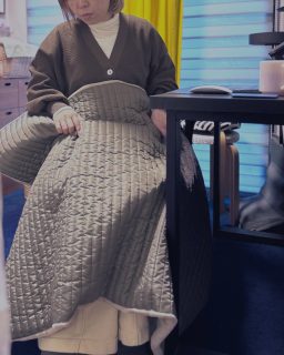 冬のデスク作業、もう手放せない!足腰あったか保てるアイテムに出会いました♡
在宅ワークの日は座りっぱなしが多い私。
気づけば下半身が冷え冷え🥶
集中してるとつい忘れちゃう。
この冷えは気をつけないと頭痛やプチ不調に
つながりますよね。
特に私は冷えやすいようって自覚もある。
40台中盤の冷えは侮ってはいけません。
ーーーー
BRIDさんの展示会で見つけたおしゃれな
ブランケットと湯たんぽをお試しさせていただいています。
これめちゃくちゃあったかいんです。
肌に触れる側はふわふわで触り心地よき✨
表側はナイロンキルトは私の好み。
インテリアにもスッと馴染んでくれました👍
ThermaWrap BLANKET_LINE
ThermaWrap HOT WARMER_2025_LINE
ブランケットも湯たんぽもチャコールをチョイス
5色展開なので自宅に合う色が見つかるはず🩶🤍🖤🤎🩵
小さな空間でも、心地よく、見た目も美しく。
そんな“ちょうどいい暮らし”を目指して、
片づけやインテリアの工夫を発信しています。
整えることで見えてくる“わたしらしさ”。
ここから、そんな日々を少しずつお届けします☺️
◼︎◼︎◼︎◼︎
📣インテリアレッスン
EIRI INTERIOR-labo「EI-labo」開講中
月1回x5回講座(次回は来春開講)
水曜クラス&日曜クラスの2コース
📣フリーランスのための
オンラインサロンEi-RiNOVE主宰
来春リニューアル予定
@eirinove.salon
TOPページやハイライトのURLから詳細をご覧ください♪
ビジュアルコンサルタント
整理収納アドバイザー
能登屋 英里(のとや えいり)
1980年生まれ 東京都在住。
夫・娘(9歳)と自らデザインし
フルリノベーションした築50年の52㎡マンションで暮らす。
整理収納アドバイスをはじめ、
インテリア・リノベーションコンサル、
ライター&Webメディアの監修、セミナー講師、
企業PR、店舗ディスプレイなど幅広く活動
雑誌や本のメディア掲載は200誌を超える
無印良品インテリアVMD業務委託
◼︎書籍出版
「築50年52㎡ 物が多いのに片づいて見える家」(KADOKAWA)」
「小さなスペースで楽しむ模様替えプロが教えるセオリー&アイデア(翔泳社)」
#pr #冷え性対策グッズ #ブランケット #湯たんぽ #能登屋英里 #収納 #整理収納アドバイザー #ビジュアルコンサルタント #整理収納 #リノベーション #暮らしを楽しむ