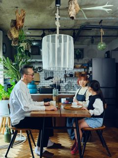 2026年明けましておめでとうございます⛩
昨年は
◼︎EIRI INTERIOR-laboの新開講
◼︎Ei-RiNOVEのオフ会50人規模実施
◼︎雑誌LEEの「小さい家大賞」の審査員に
◼︎YouTubeもう少しで1万人！
◼︎無印良品さんでのディスプレイお仕事も🪑
◼︎法人化し丸1年🏢

色々な方に支えられて過ごした1年でした。
関わってくださった方々ありがとうございました。

2026年は
・Ei-RiNOVE4月リニューアル
・EI-labo３期生とアドバンスクラス開講予定
・無印良品で研修実施予定
・セミナー登壇(1月2月大阪決定)
・新たなやりたい夢に向けても一歩前進したい

ーーーーーー

家族の支えも感謝。

娘はもう少しで10歳。
日々、おねえさんらしくしっかりしてきて
本当に頼れる存在に。

夫もフリーランスで英語朝活始めて4年目突入。
朝6時台から毎日早起き👏
(私は起きれません🤫)
家事や娘の習い事送迎などもすっかり
頼っております🙏

ありがとう！

@naoki.english.everyday 
👆
英語を勉強したい大人の方歓迎！

ーーーーーー

今年はマイペースを保ちつつ、サポートしてくれる方々にどんどん頼って、前へ進んでいこうと思います。

どうぞよろしくお願いします。

写真はいつもお世話になっている
木村文平さん @bumpei_camera 

︎◼︎◼︎◼︎

📣インテリアレッスン開講中
EIRI INTERIOR-labo「EI-labo」開講中
月1回x５回講座(次回は来春開講)
水曜クラス&日曜クラスの2コース

📣フリーランスのための
オンラインサロンEi-RiNOVE主宰
来春リニューアル💫4/1〜5募集予定
@eirinove.salon

TOPページやハイライトのURLから詳細をご覧ください♪

ビジュアルコンサルタント
整理収納アドバイザー
能登屋 英里（のとや えいり）
 1980年生まれ　東京都在住。 
英語講師の夫・娘（10歳）と自らデザインし
フルリノベーションをした
築50年の52㎡マンションで暮らす。
(夫アカウント @naoki.english.everyday )

整理収納アドバイスをはじめ、
インテリア・リノベーションコンサル、
ライター&Webメディアの監修、セミナー講師、
企業PR、店舗ディスプレイなど幅広く活動
 雑誌や本のメディア掲載は200誌を超える
無印良品インテリアVMD業務委託 
◼︎書籍出版 「築50年52㎡　物が多いのに片づいて見える家」(KADOKAWA)」
 「小さなスペースで楽しむ模様替えプロが教えるセオリー＆アイデア（翔泳社）」

 #インテリア #リノベーション #ルームツアー #リノベマンション #整理収納アドバイザー #ビジュアルコンサルタント #能登屋英里