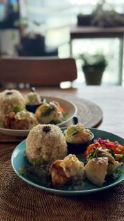 インスタコラボ盛り付けライブ🍽️
ワンプレートスタイリストまりあxビジュアルコンサルタント能登屋英里
@mariaalbum
@eiriyyy_interior
まりあさんが我が家へ!
買ってきたお惣菜を即興で盛り付けライブしていただきました🤩
さすがプロ👏
洋食系のおかずは多いからご飯は高めに盛り付ける✍️なるほどですー。